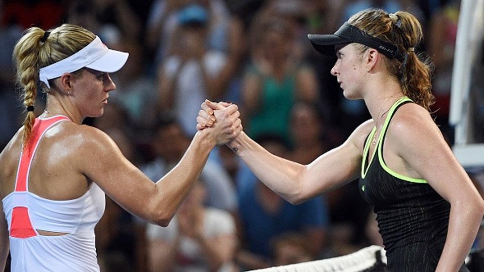 Elina%20Svitolina%20%28kanan%29%20berjabat%20tangan%20dengan%20Angelique%20Kerber